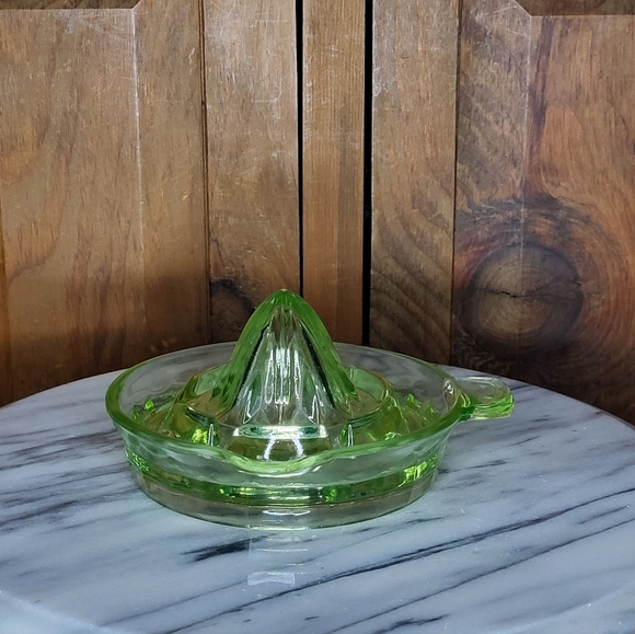 Uranium Glass Juicer - Picture 15 of 15